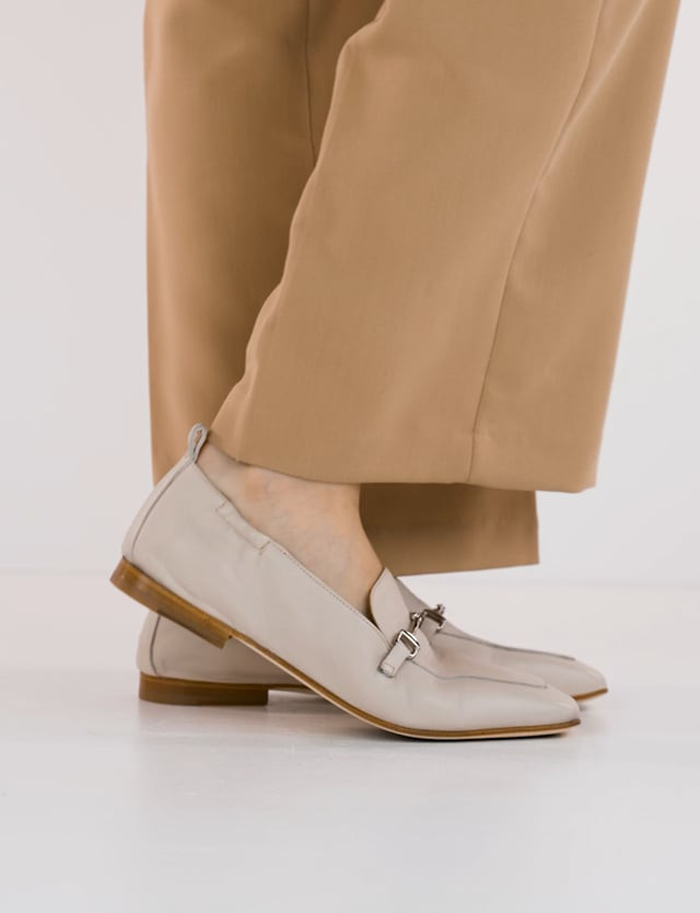 Loafers heel 1 cm beige leather