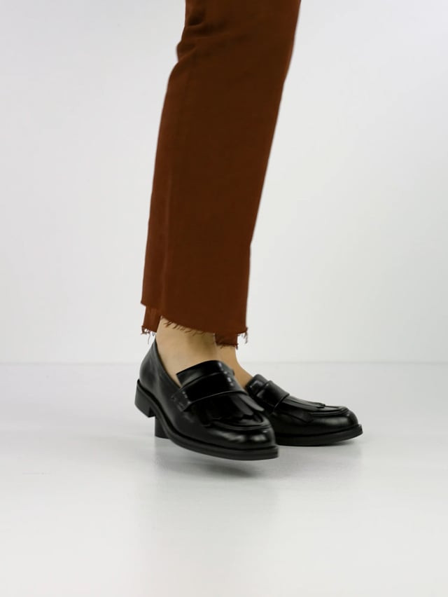 Loafers heel 1 cm black leather