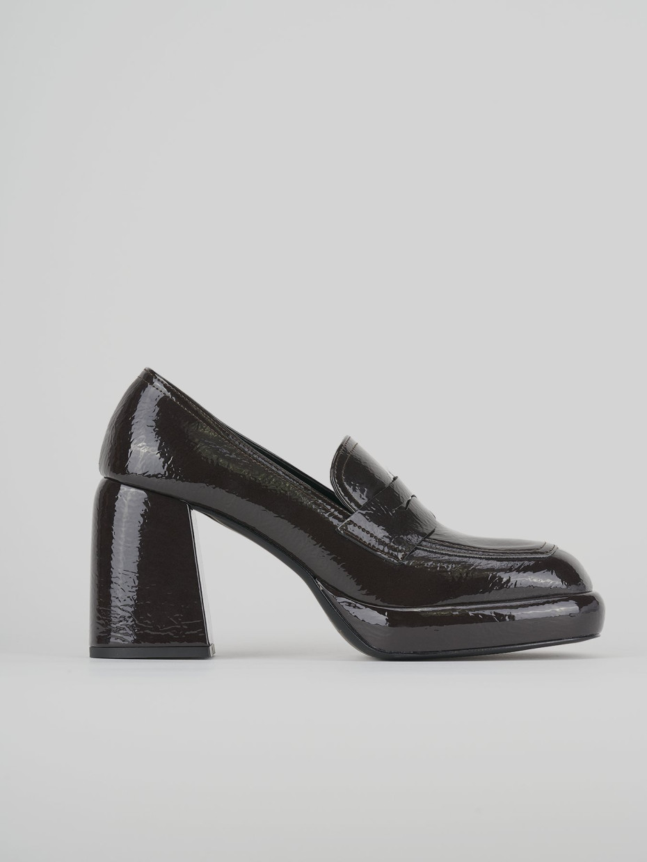 Patent store heeled loafers