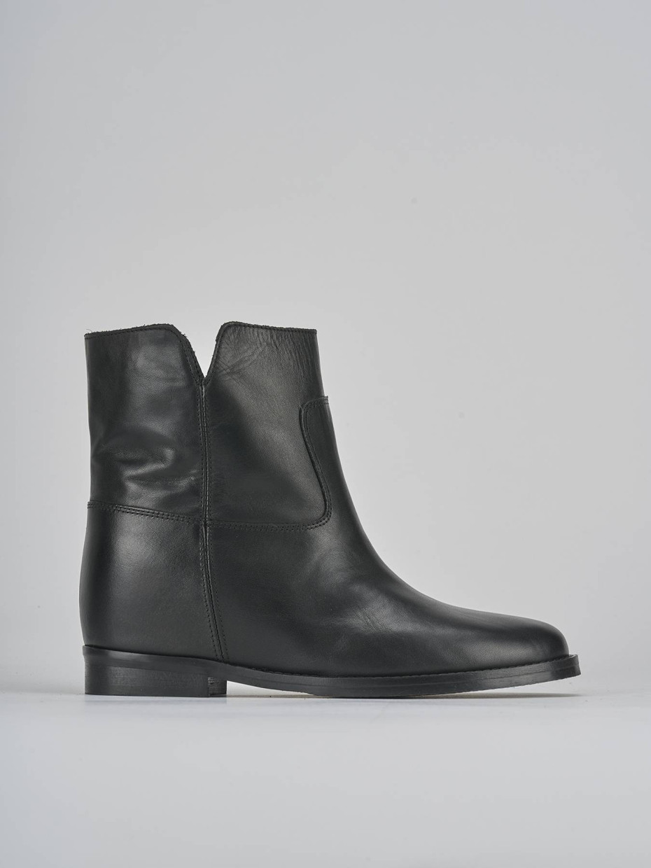 Stivaletto tacco 2 cm nero pelle