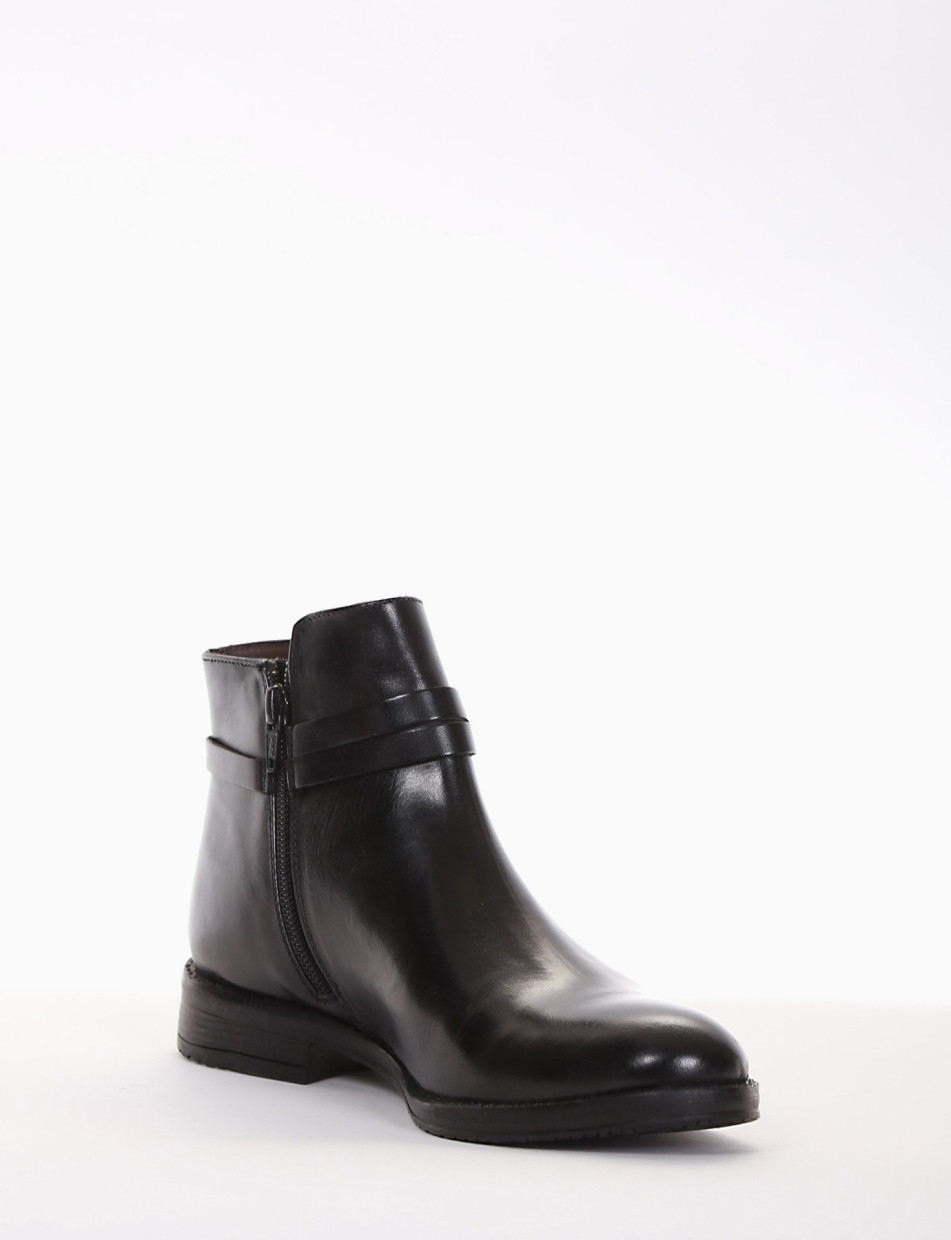 Stivaletto tacco 2 cm nero