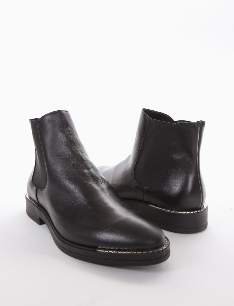 stivaletto tacco 2 cm nero