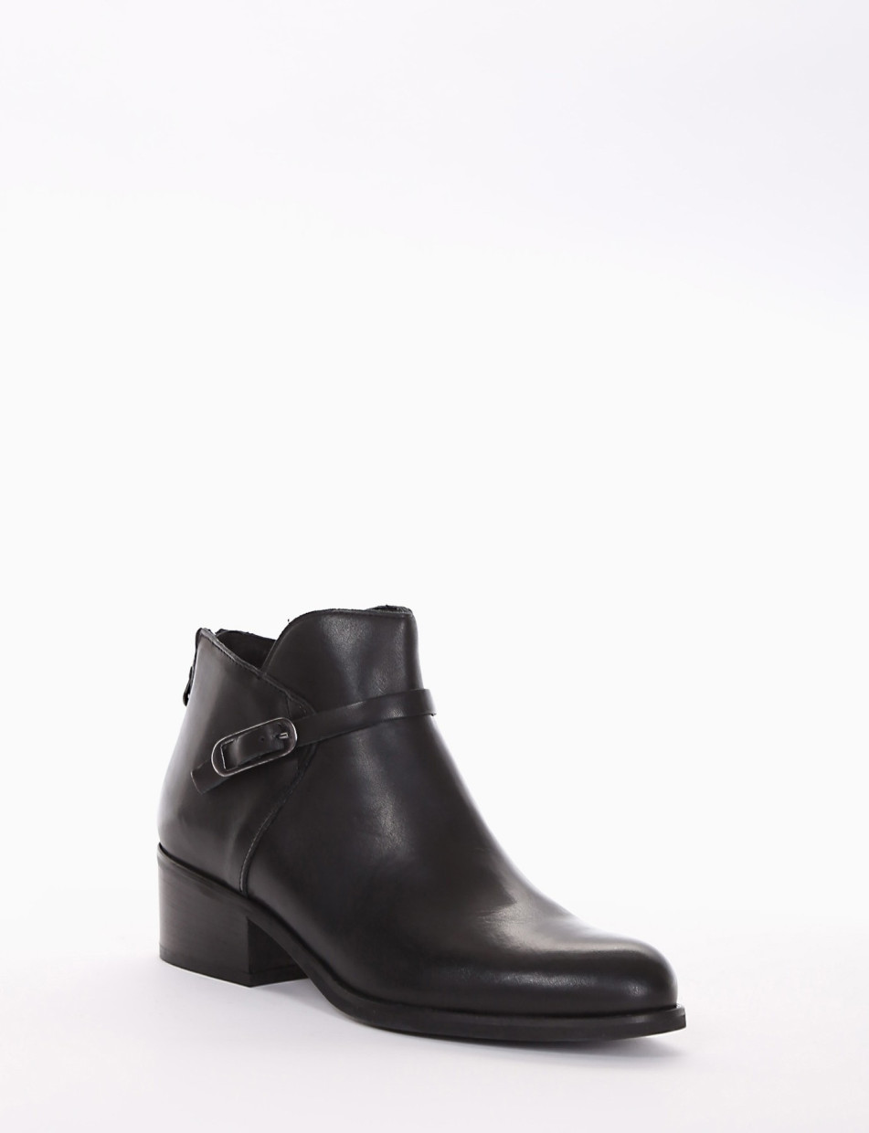 stivaletto tacco 2 cm nero