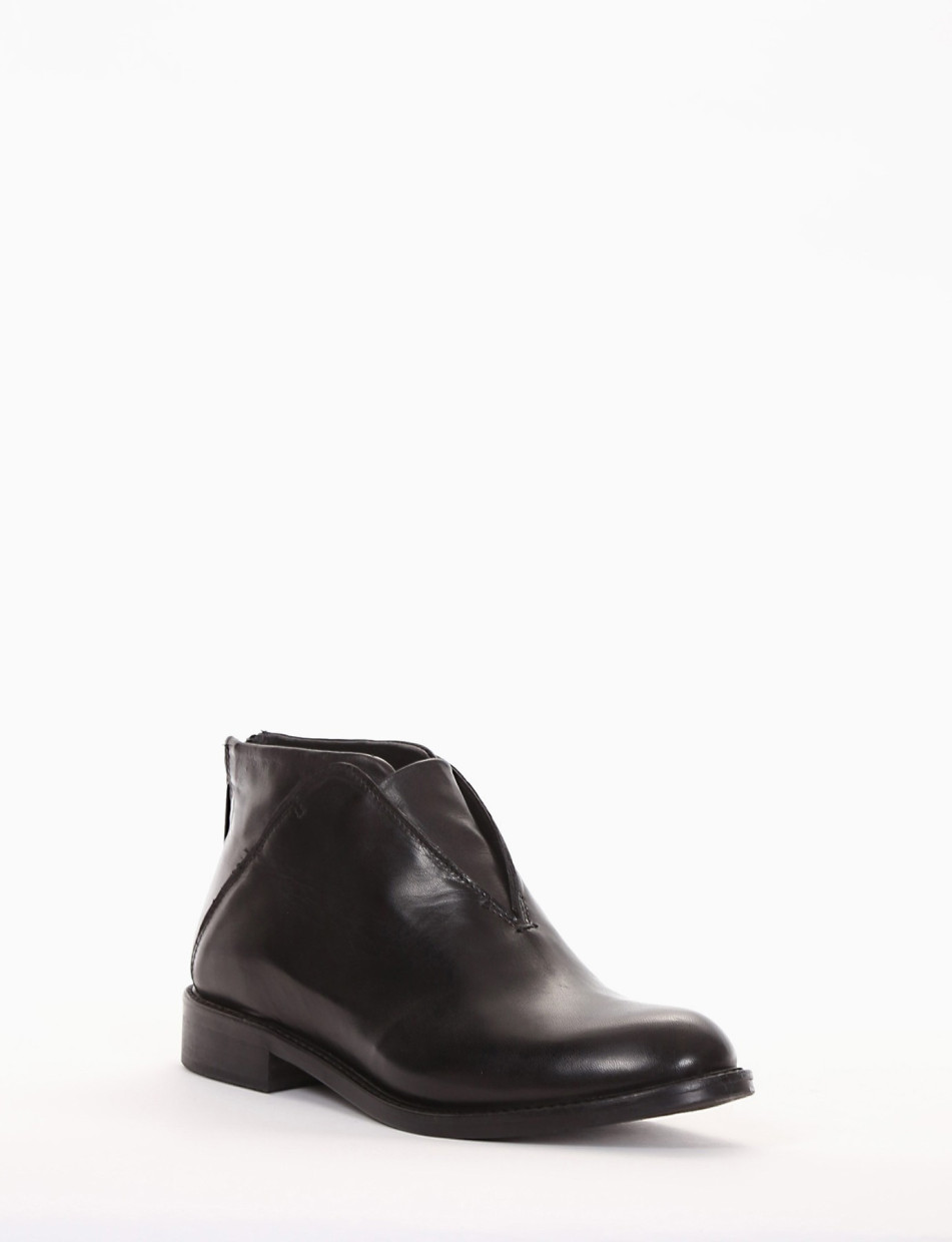 Stivaletto tacco 2 cm nero