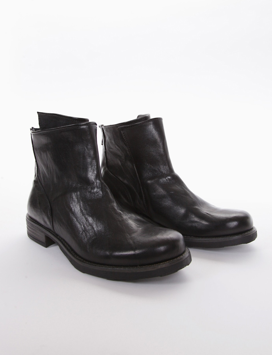 Stivaletto tacco 2 cm nero